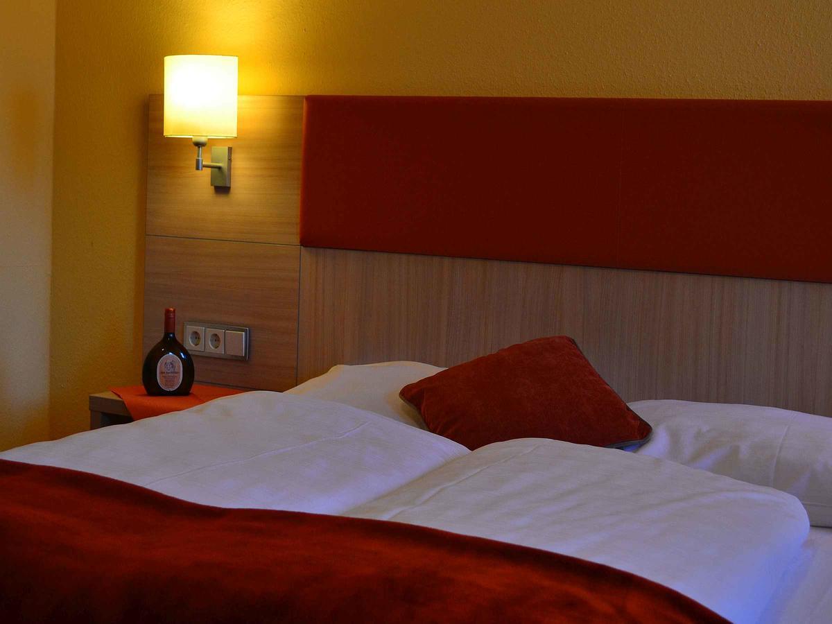 Hotel-Gasthof Rotes Ross Markt Einersheim Bagian luar foto